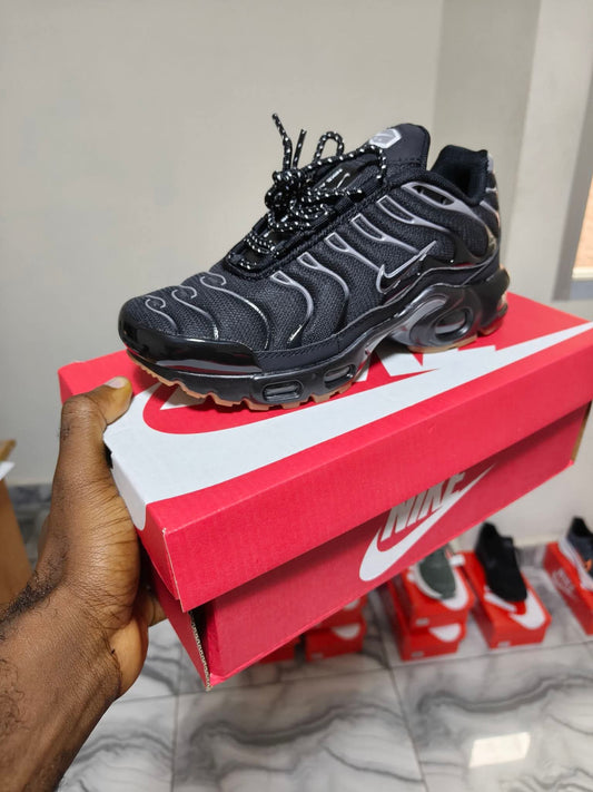 Nike Air Max Plus (TN) – Triple Black & Reflective Waves